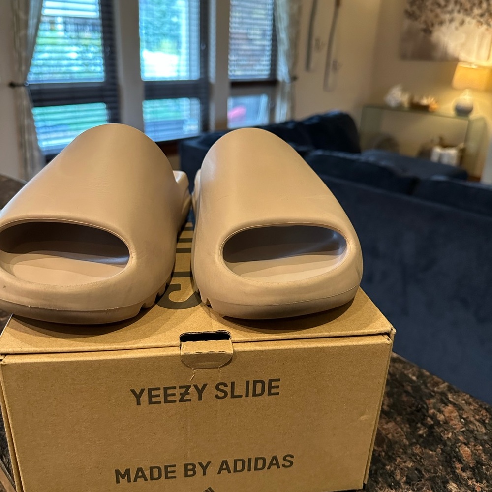 Yeezy Sides color “pure” men’s size 8